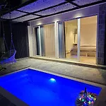 Private Pool, 1 Bedroom River View וילה